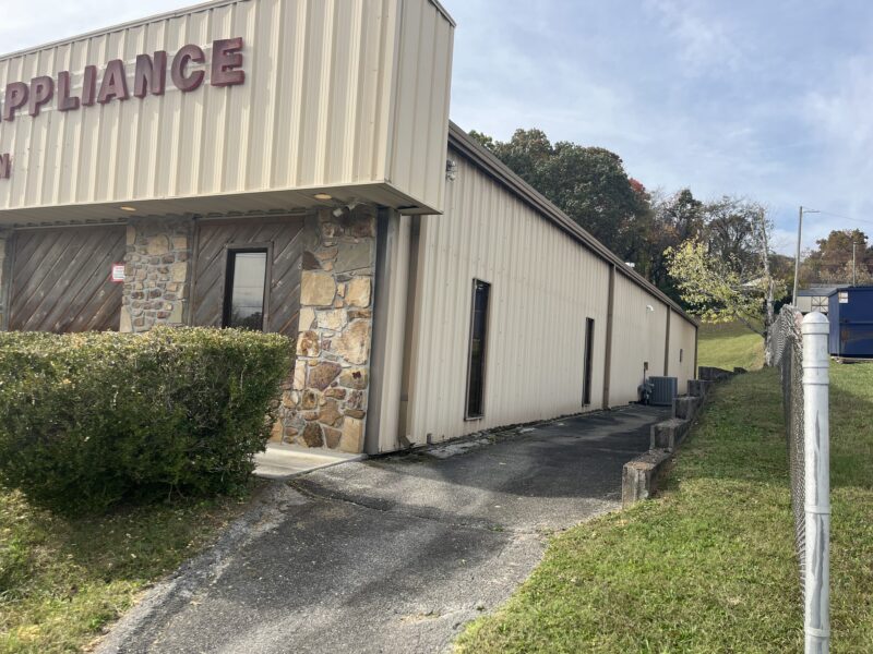 REAL ESTATE: ONLINE ONLY AUCTION, ESTATE OF WAYNE ROWLAND: 4,000 SF COMMERCIAL BUILDING IN KNOXVILLE